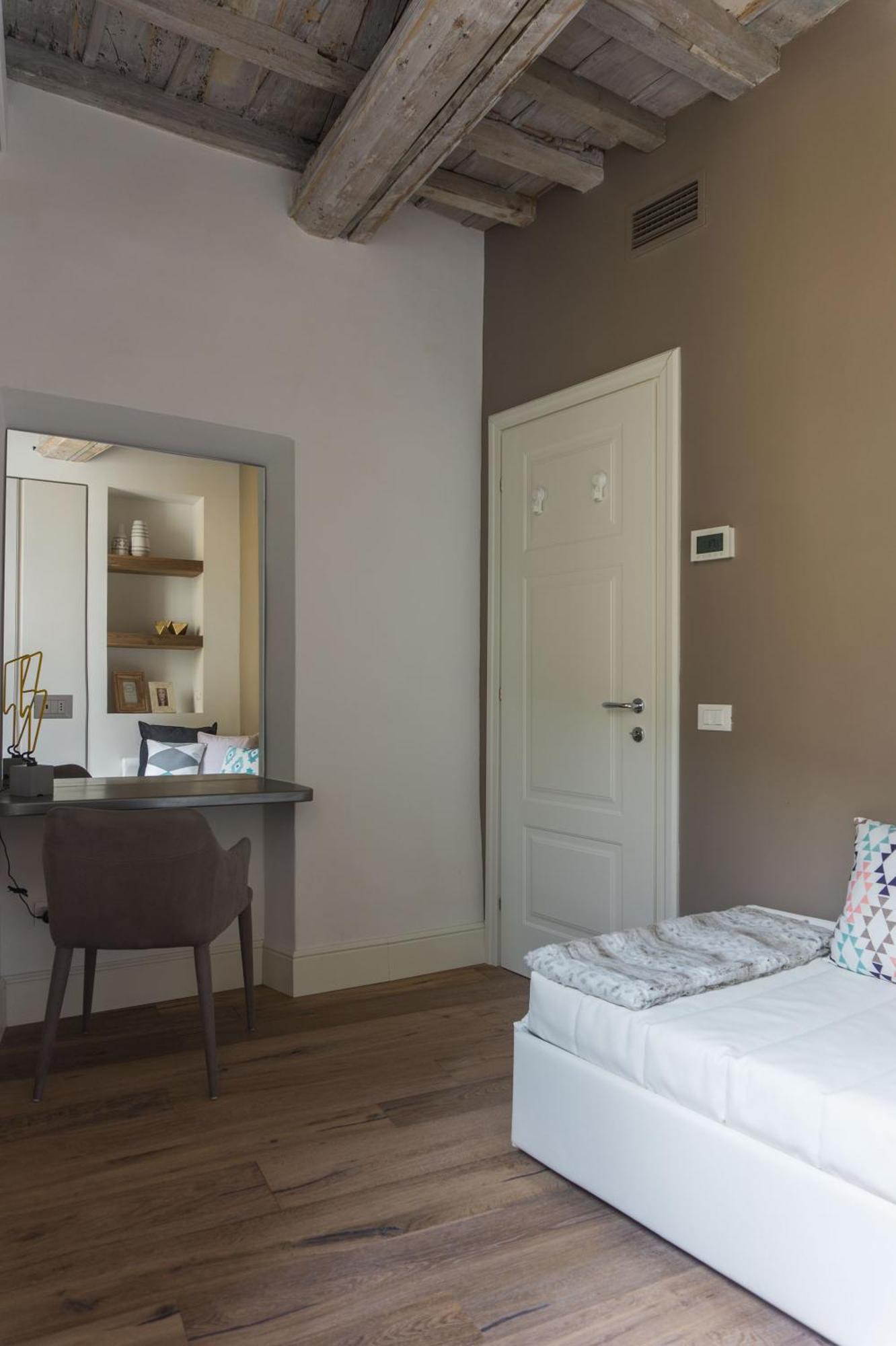 Rose - Santo Spirito District Apartment